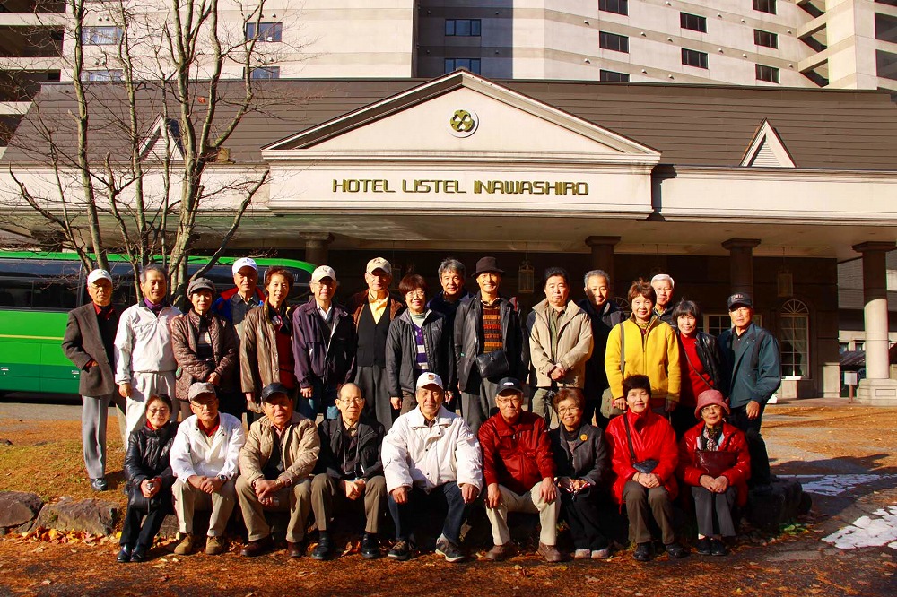 �z�e���̑O�ŏW���ʐ^